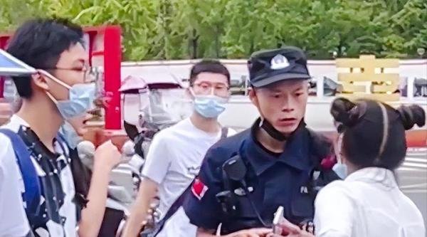 说好的600块都不给我给100还说是赏赐捡手机大妈的哭了下次该谁哭
