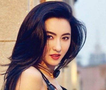 张柏芝开新店和谢霆锋成“邻居”,两人关系成谜,是恋恋不舍还是悔不当初?