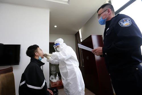 新婚妻子上门做核酸丈夫没认出,最终是如何反应过来的?