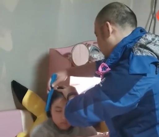 成都父亲摆摊照顾因病沉睡女儿12年_父亲坚信她是童话里的睡美人等待王子的呼唤