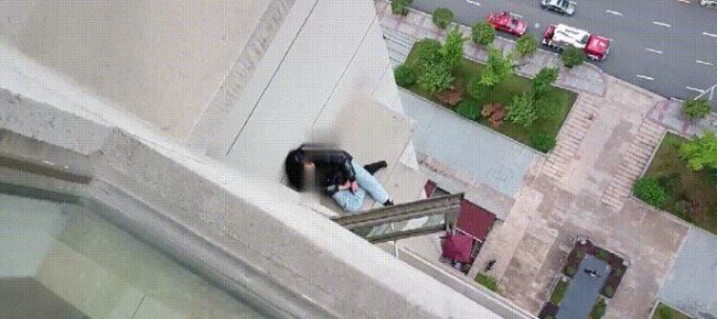 10岁娃睡迷糊翻窗坠落至22楼外,目前,孩子的情况如何?