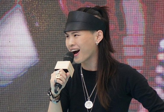 音乐疯子张玮,从high歌爆红到跑龙套,为什么会沦落至此?