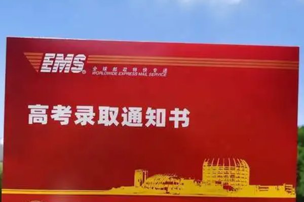 低调炫耀!男生将录取通知书印毯子上,网友对其举动作何评价?