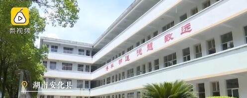 课桌上刻浙大男孩考上清华 这是咋情况?