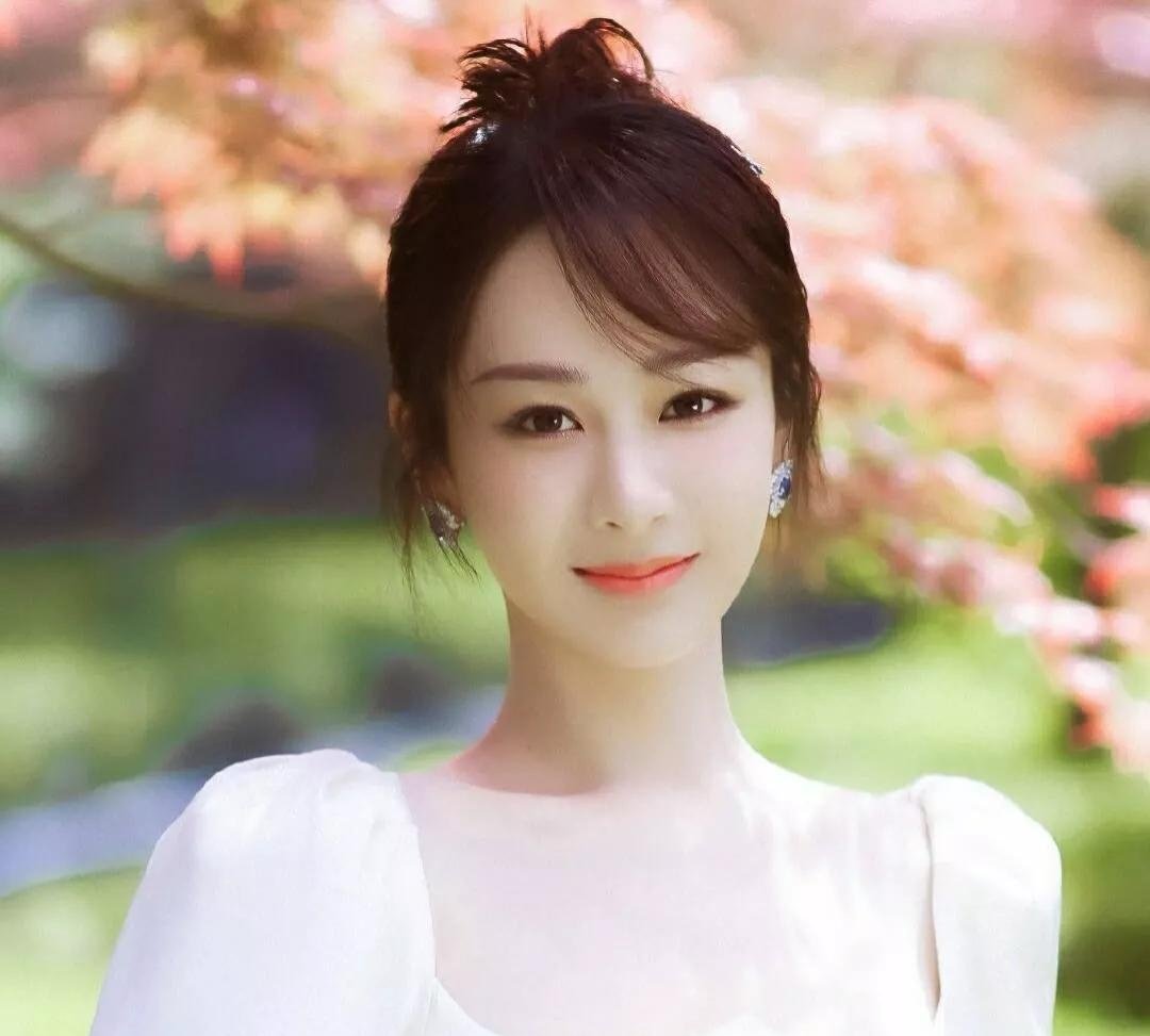 杨紫现身贾玲的新片《热辣滚烫》片场，这部影片主要讲述了什么故事？