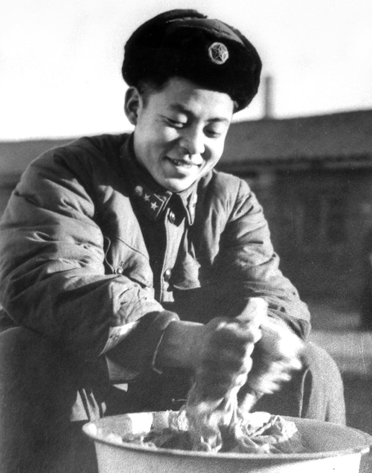 武汉快递小哥救人后被大妈强行摘口罩,你觉得做好事该不该留名?