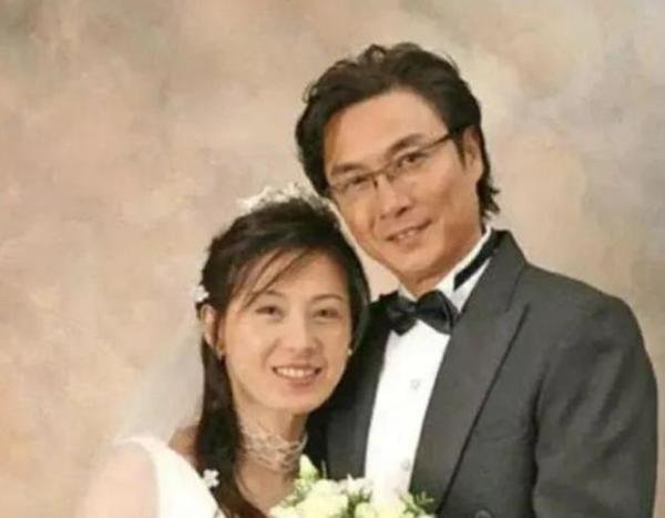 入行48年，却迷恋上小22岁“人妖”空姐，晚年无子女却十分幸福