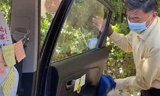 北京的哥送考车里贴满段子，这位的哥这么做的目的是什么？