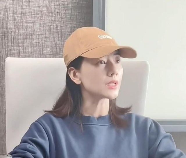 高圆圆打扮休闲现身公司开会,她的状态看起来如何?
