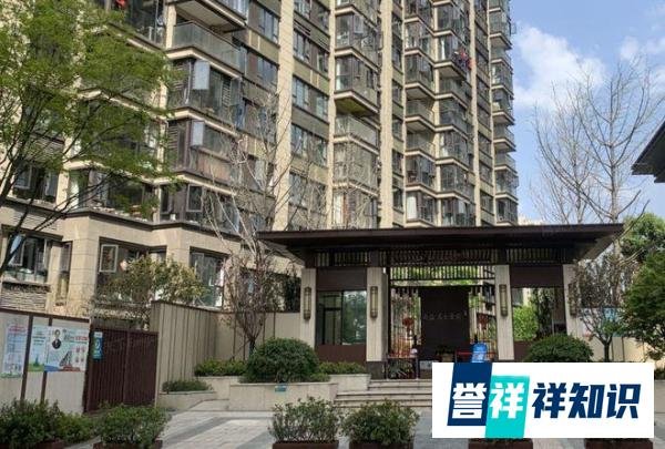 闹心！南益名士豪庭，新房入住后发现楼板开裂，贯穿楼上楼下！