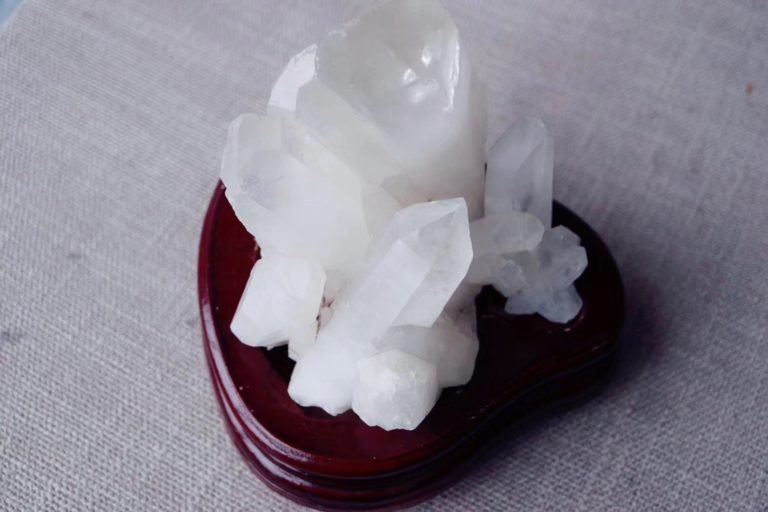 白水晶簇可以放卧室吗？