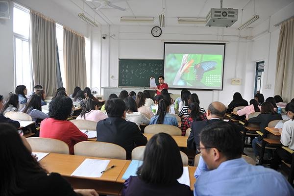 一 照样子,写词语1.日复一日(首尾字相同):2.轰隆隆(模仿声音):3.黑乎乎(描写