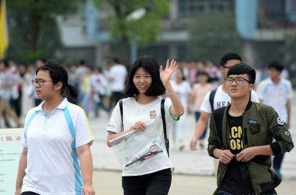 高考填报志愿父子因复读问题大打出手,你认为应该复读吗?