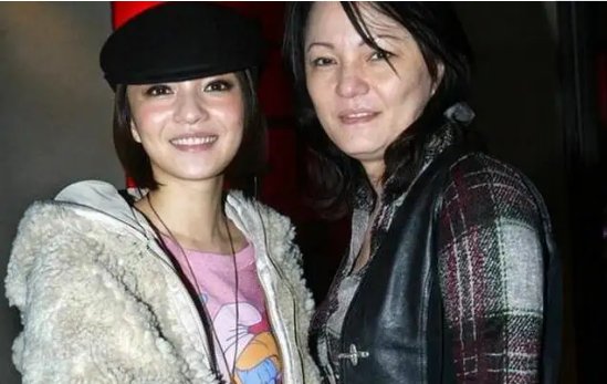 张韶涵含泪首曝与母亲交恶的细节，她与母亲之间到底发生了什么事？