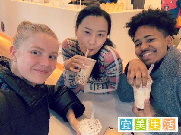 跟富二代离婚后,女神陈法拉嫁给外国人,素颜街边吃火锅不顾形象
