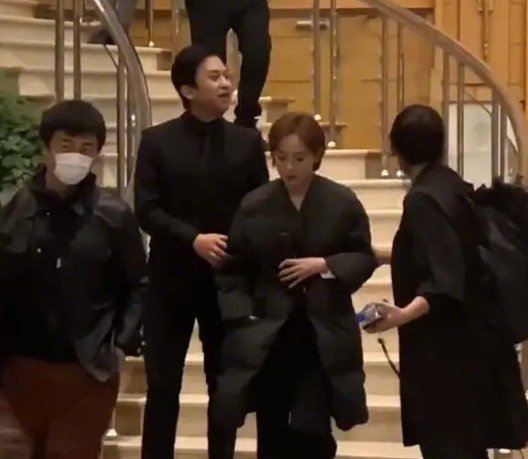 邓超像极了孙俪保镖,他是否也乐在其中?
