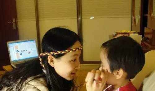 12岁的女孩已化妆6年，医生的结论让辣妈悔恨不已