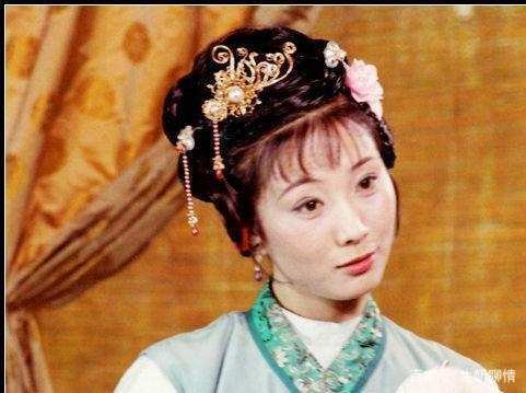 在红楼梦中靠自己从卑微走到高贵,被称为第一丫鬟的是谁?