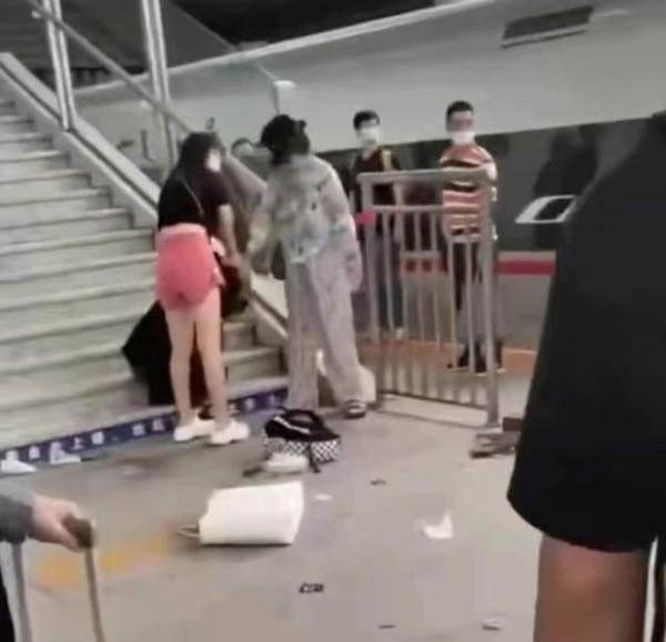 野球帝张照洋和女友在高铁站遭到多人殴打,原因不明,已报警