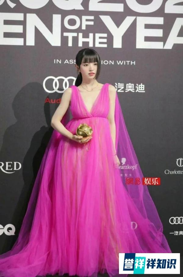 红毯连换三套造型,田曦薇绝美高衩黑礼服,恶女脸登热搜秒变反派