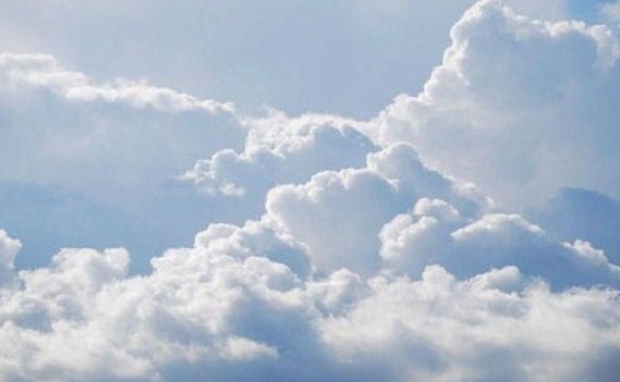 云朵在天空飘荡写一段话？