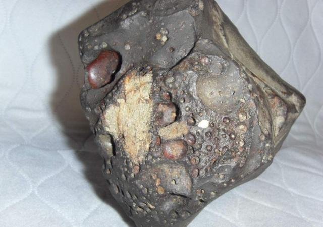 陨石从天而降砸破房顶,屋主成千万富翁,这个陨石能归屋主所有吗?