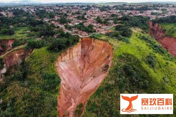 巴西一地出现“天坑”,专家估计该城市40年内或从地图上消失