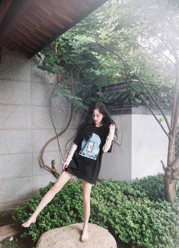 杨幂光脚出镜，个性演绎下衣失踪，只是这裤子还能再短一点吗？