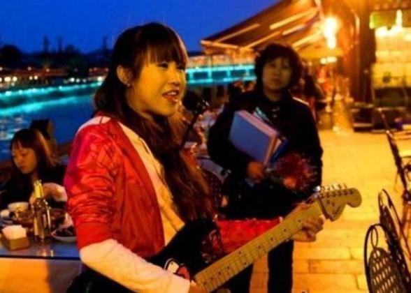 汶川地震女子为救丈夫失去双腿却反遭丈夫无情抛弃,如今怎样?