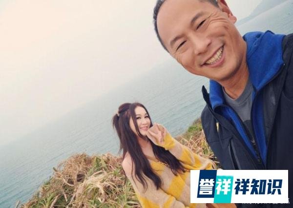 温碧霞与老公甜蜜出游,55岁打扮似少女,老公头发稀疏细纹明显