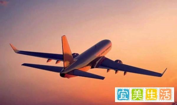 离谱!女子凌晨4点被短信告知航班提前起飞,航空公司:会补偿!