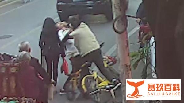 大爷朝小伙吐唾沫被打成骨折 这是咋情况?