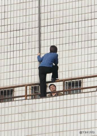 甘肃一男孩留口罩遗书后坠亡,他在生前经历了什么?