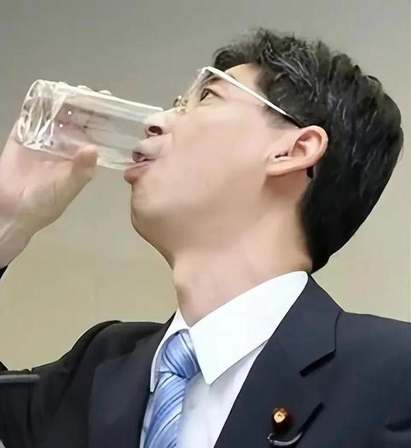 12年前，那个当着全世界喝下核污水的日本官员园田康博，现在怎么样了？