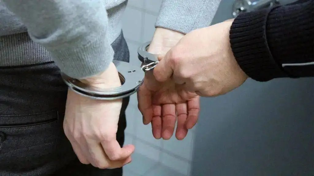 四川一女两男饭店内高消费就餐后,相继离开逃单,法律上如何处理这类行为?