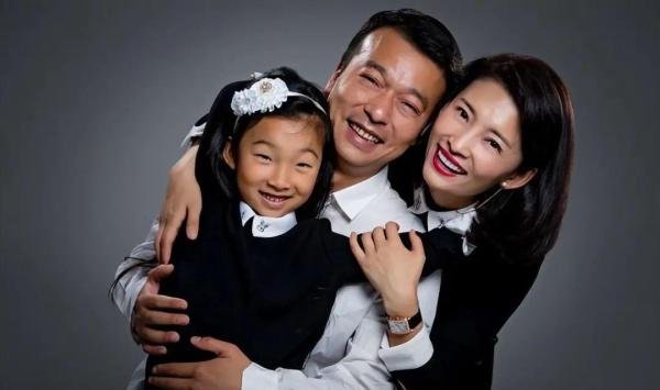 安徽主持马滢现身婚礼主持，出场费被曝5万，嫁总裁老公发福明显