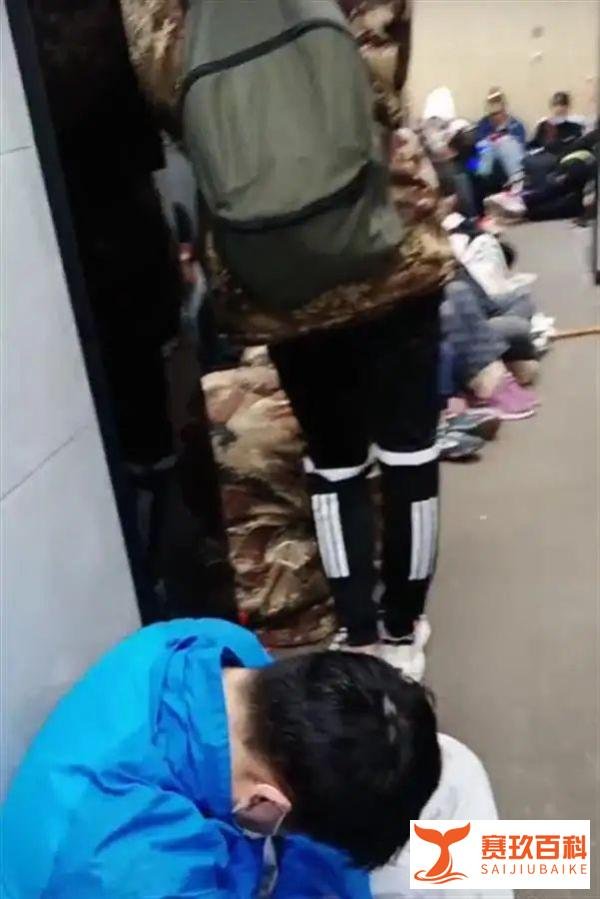 泰山顶上降温，游客挤厕所过夜，景区：无法保证看到日出。