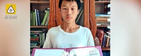课桌上刻浙大男孩考上清华 这是咋情况?