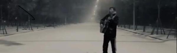 老狼在北京初雪里弹唱《北京的冬天》，多少人的青春又回来了？