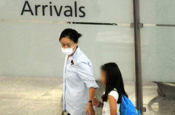 54岁那英和女儿现身英国豪购，14岁女儿长腿吸睛