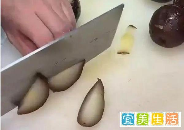 拔丝冻梨上桌，东北人也懵了。揭秘东北新宠：餐桌上冰与火之谜！