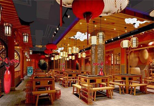 老鼠爬上火锅餐桌,店员抓住踩死,火锅店负责人对此有何回应?