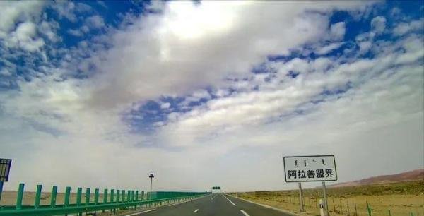 2只骆驼可抵1辆车！于月仙车祸现场曝光：车被损毁，骆驼死在路边