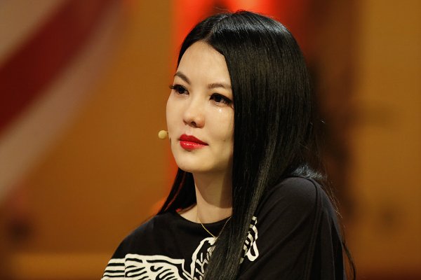 同父同母同长相,李湘成富婆,妹妹李玲为什么却大不一样?