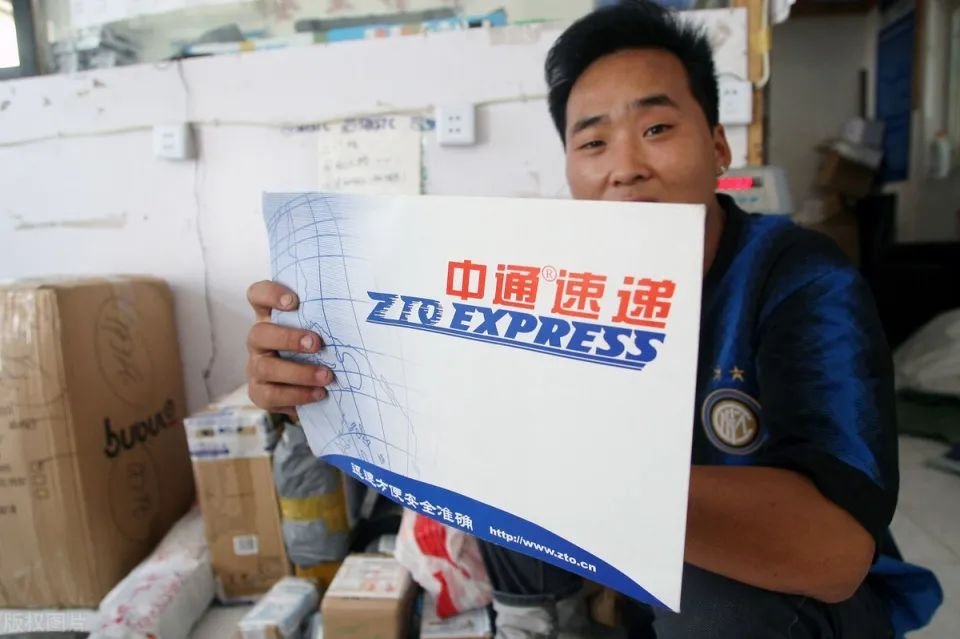 中通一快递员被砸身亡，造成事故的原因是什么？