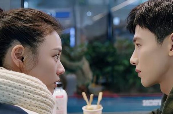白敬亭车内吻花絮亲到马思纯鼻子上了，你如何看待演员拍吻戏不熟练？