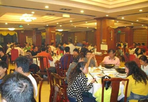 老鼠爬上火锅餐桌，店员抓住踩死，火锅店负责人对此有何回应？