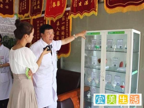 护士结婚当天穿婚纱当街救人,彰显中国医师医德精神传承