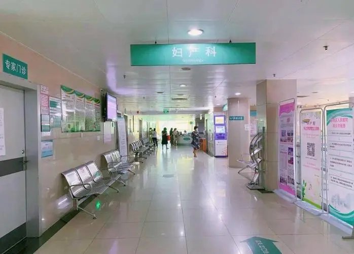 两名男子在妇产科门口“霸占座位”引争议,如此不文明的行为该如何制止?