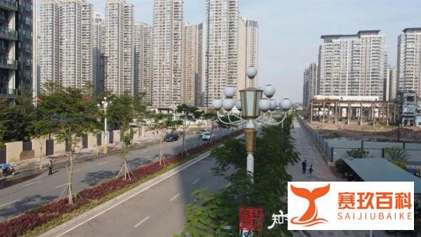 广州荔湾区广钢新城上新了智慧路灯，真正是美貌与智慧并存